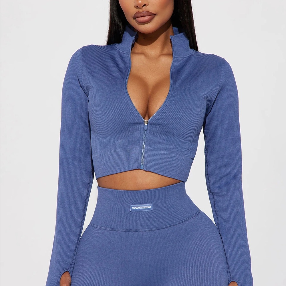 5/$12💕 Fashion Nova Blue Zip-Up Crop Top